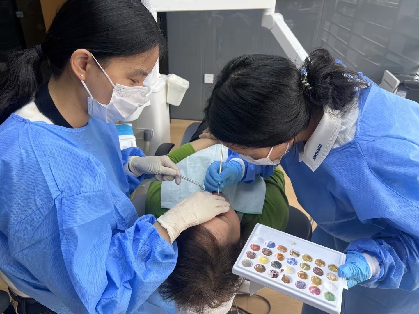 Últimos blogs da empresa sobre Técnicos sofisticados estão colorindo os dentes do paciente